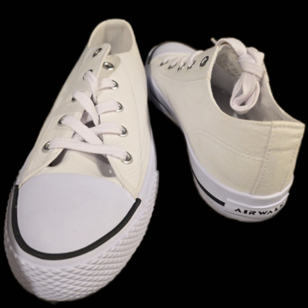 Air Walk Women's Size 9 White Canvas Lace Up Sneakers Black Trim Low Cut Rubber